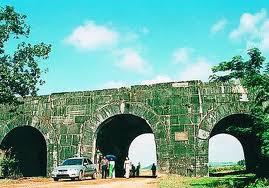 ກຳແພງສະໄຫມ     ລາຊະວົງໂຮ່ ນັບມື້ນັບດຶງດູດ      ນັກທ່ອງທ່ຽວເປັນຈຳນວນຫລາຍ